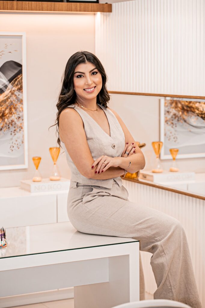 Dra. Victória sentada na mesa