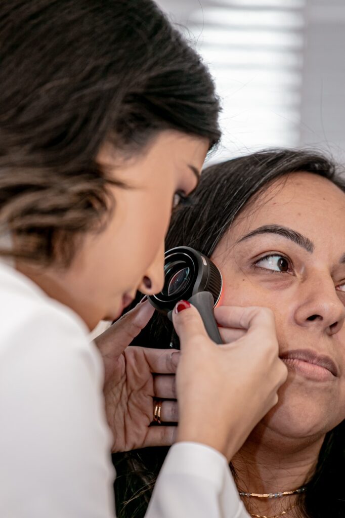 Dra. Victória examinando paciente